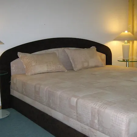 Spacious With Sauna In Apartment